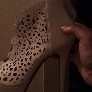 Women shoes never worn just tried them on 2 walk n